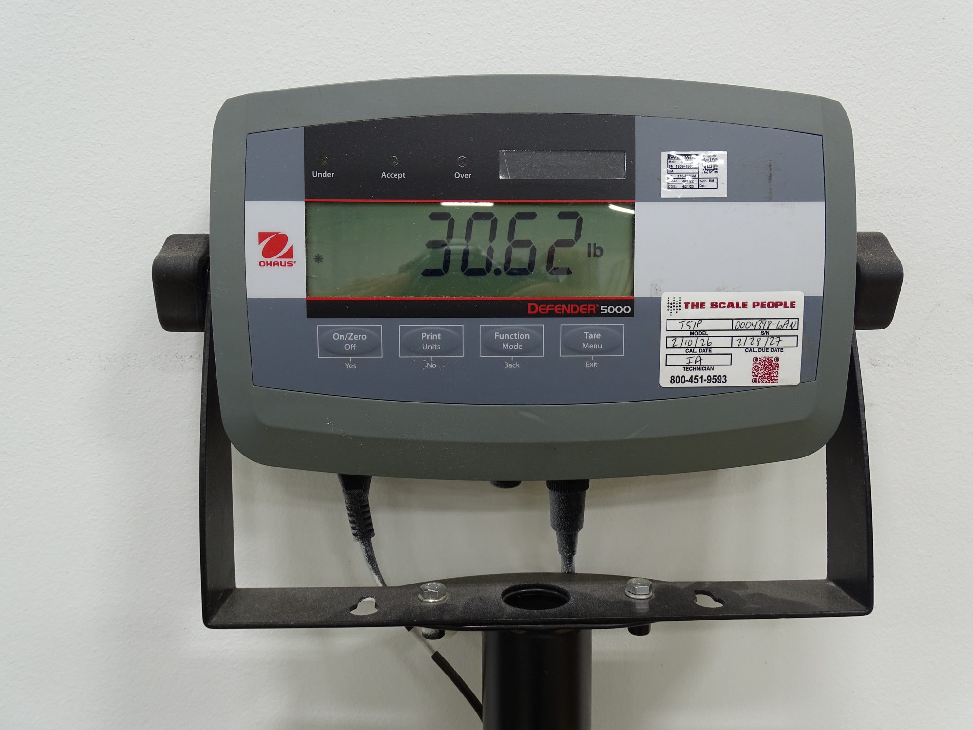 Ohaus Defender 5000 scale reading 30.62 lb — weight verification.
